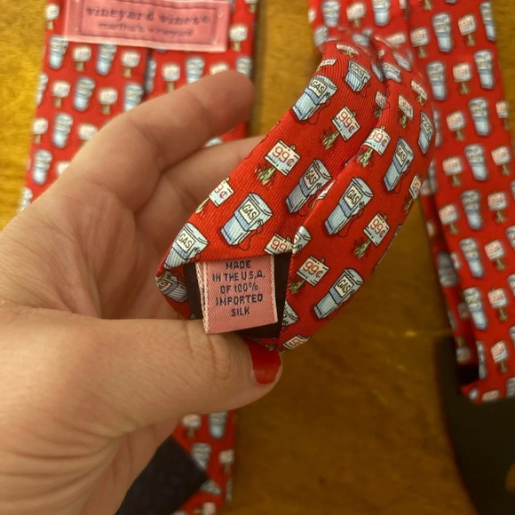 Vineyard Vines 100% silk gas station tie - Picture 3 of 5